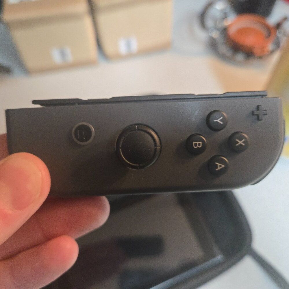 Nintendo Switch - Picture 9 of 16